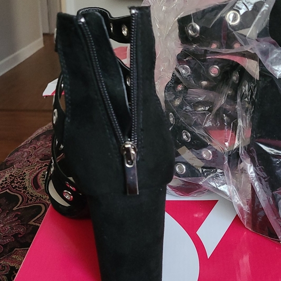 Shoes - Picture 4 of 4